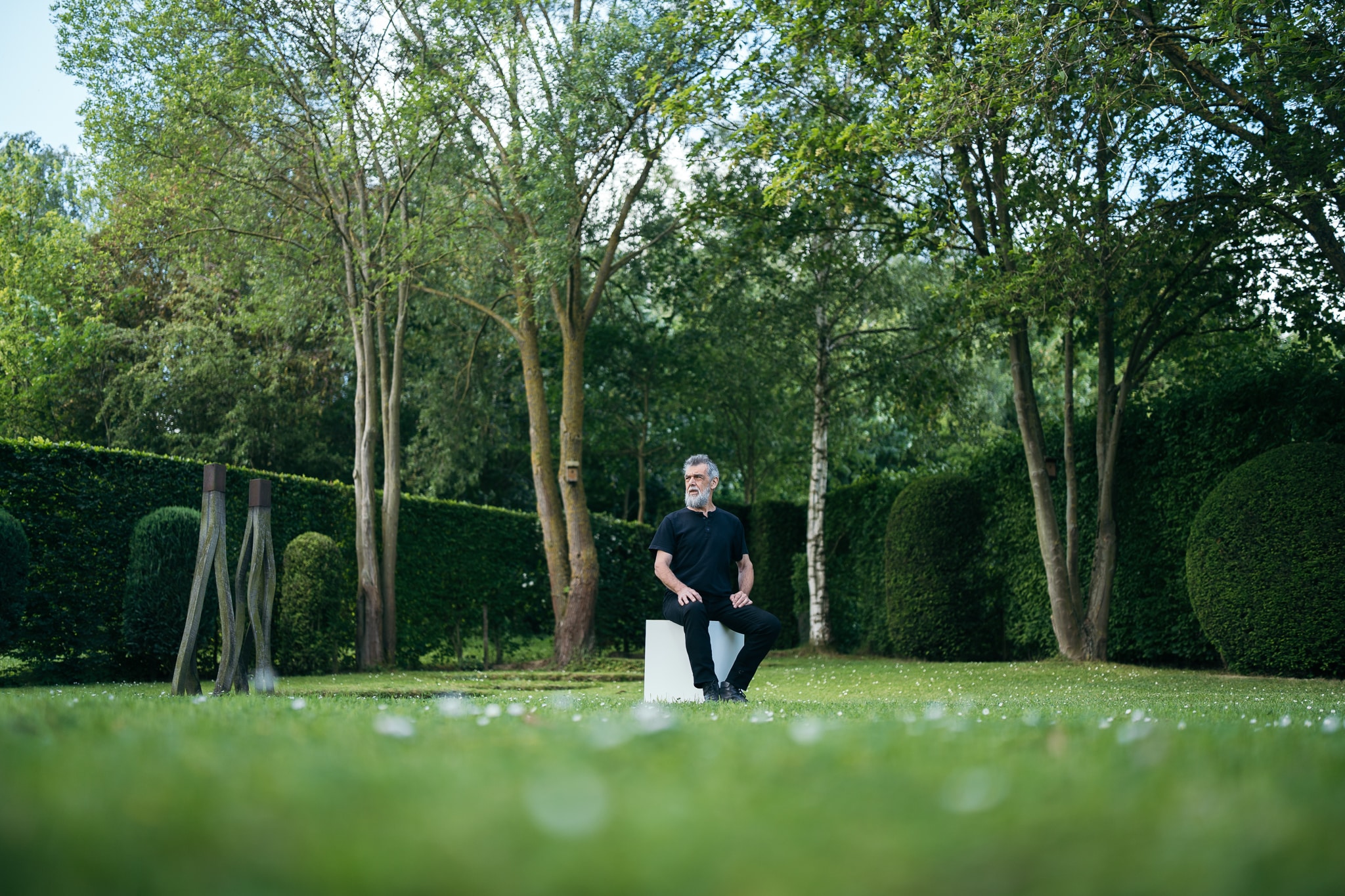 Samo Skoberne in seinem Garten und Naturatelier